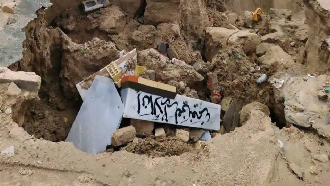 جثث الموتى تظهر!.. انهيار في مقبرة وادي السلام بالنجف بسبب الأمطار (فيديو)