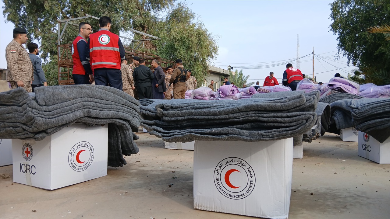 الهلال الأحمر يوزع مواد غذائية واغاثية لمتضرري السيول في السليمانية وكركوك