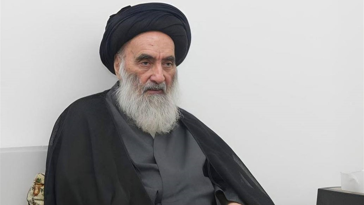احدث صورة للسيد علي السيستاني خلال استقباله الزائرين