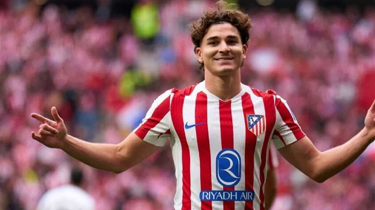 جوليان ألفاريز يوضح موقفه من شائعات انتقاله إلى برشلونة