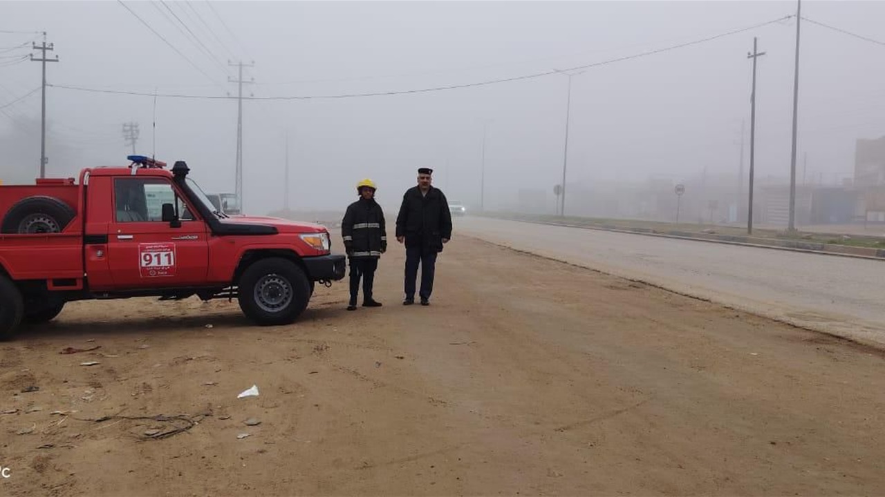 للتدخل الطارئ بحوادث الضباب.. الدفاع المدني ينتشر على طرق كربلاء (صور)