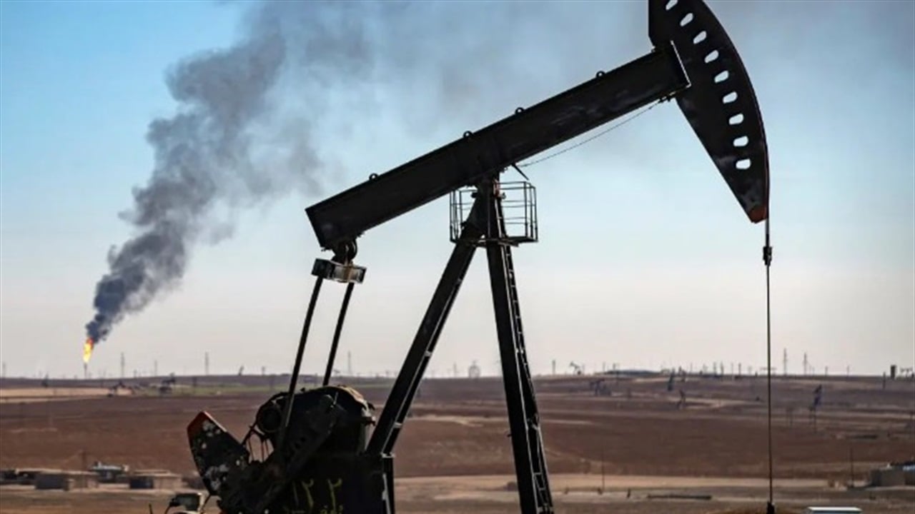 أسعار النفط تتراجع لأقل من 60 دولاراً