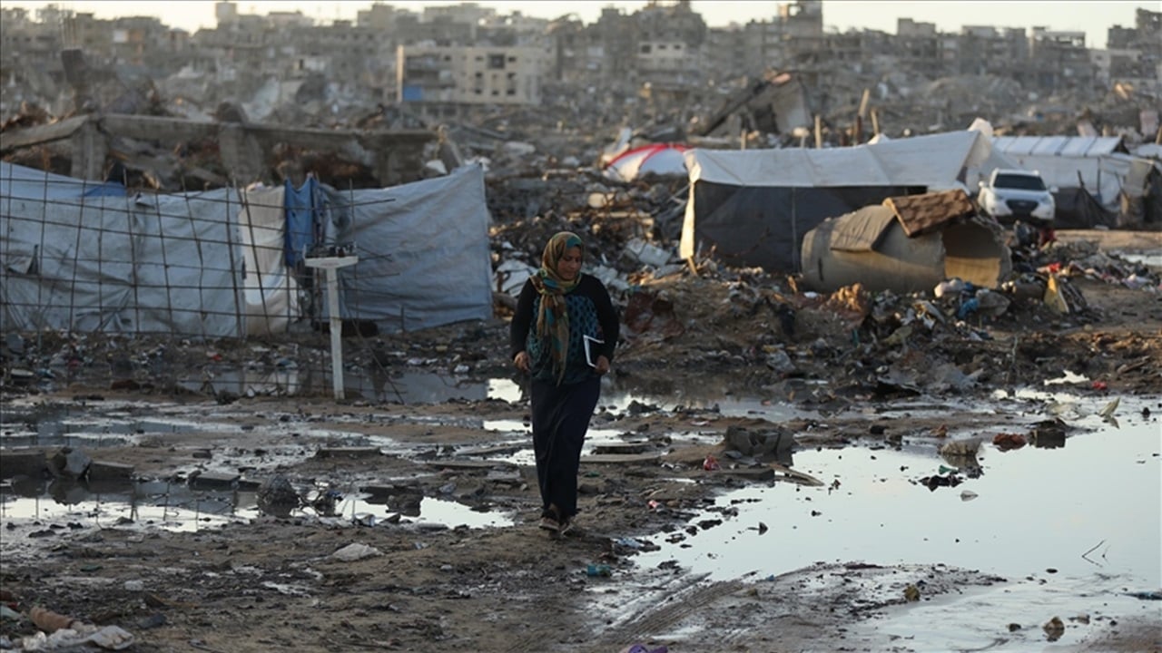 الطقس يضيف فصلاً جديداً من مأساة غزة.. 17 قتيلًا و90 بناية مدمرة جراء "المنخفضات"