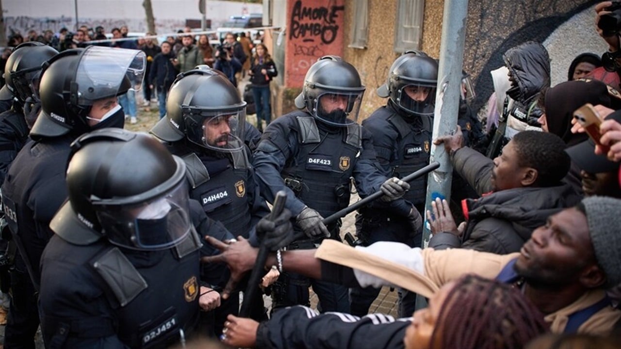 إسبانيا.. الشرطة تخلي مدرسة مهجورة شغلها المئات من المهاجرين