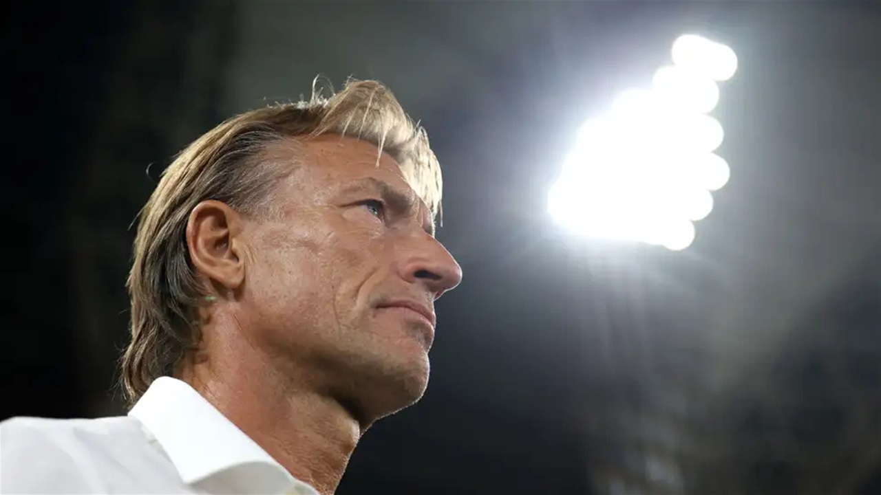 كشف حقيقة إقالة مدرب المنتخب السعودي