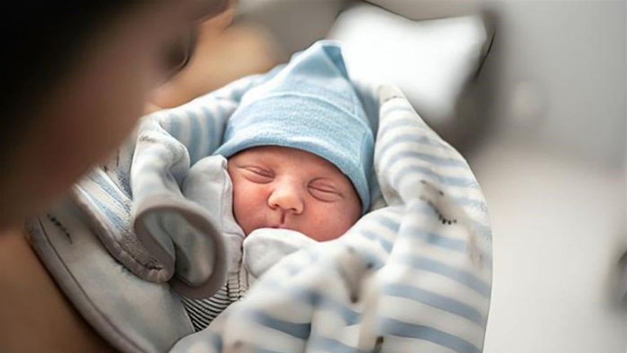 لإرساله الى صديقتها.. أم تعذب رضيعها وتصور الجريمة فيديو