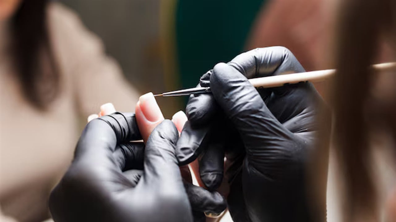 ما الذي يعيش تحت أظافرك؟ الإجابة قد تفاجئك