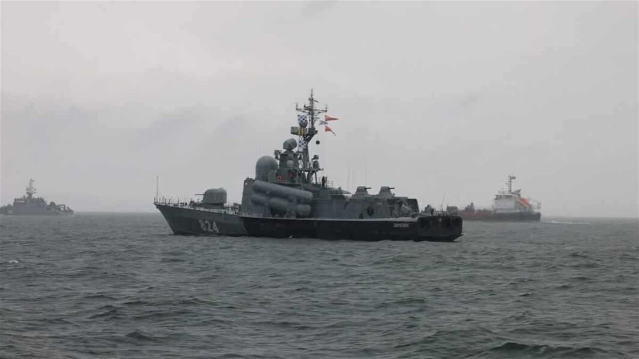 أوكرانيا تعلن استهداف سفينة حربية روسية