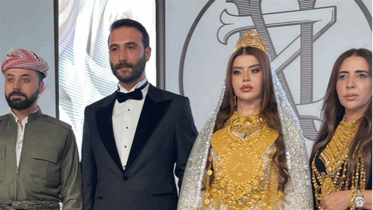 اضطرت العروس للجلوس بسبب ثقل الذهب التي ترتديه.. عرس تركي عراقي فخم
