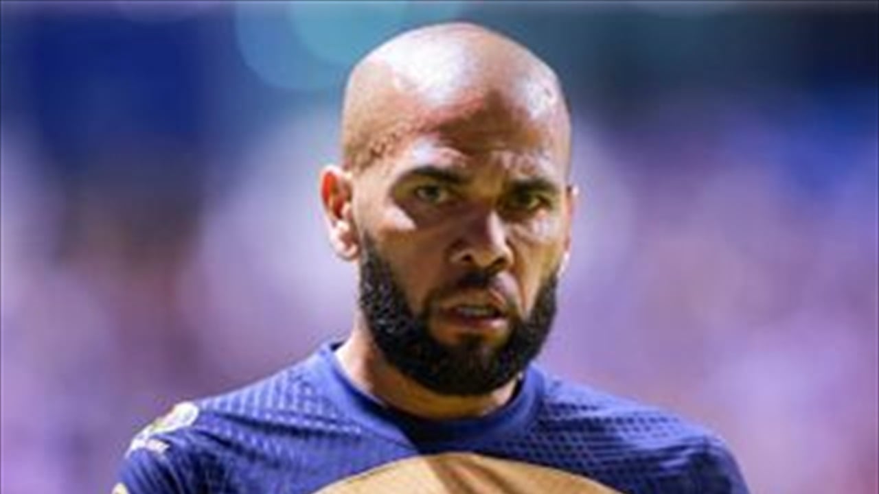 داني ألفيس يعود إلى الملاعب من براية خاصة