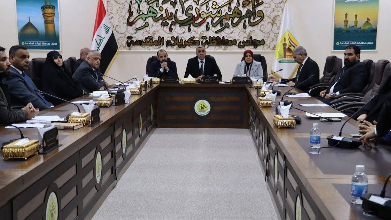 بينها الوقود والسياحة والكلاب السائبة والمدارس المتضررة.. مجلس محافظة كربلاء يناقش ملفات عديدة  