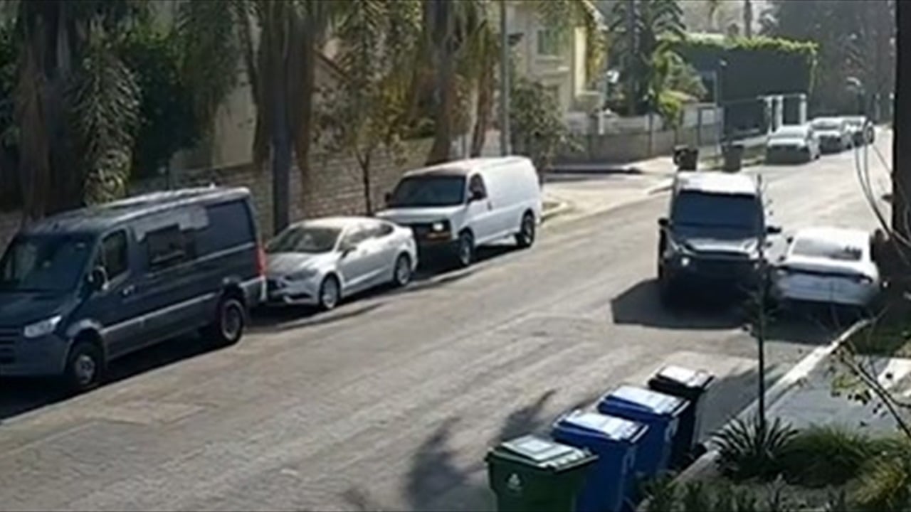 أم تضحي بسيارتها "جي كلاس" من أجل إنقاذ أطفالها من الاختطاف في لوس أنجلوس (فيديو)