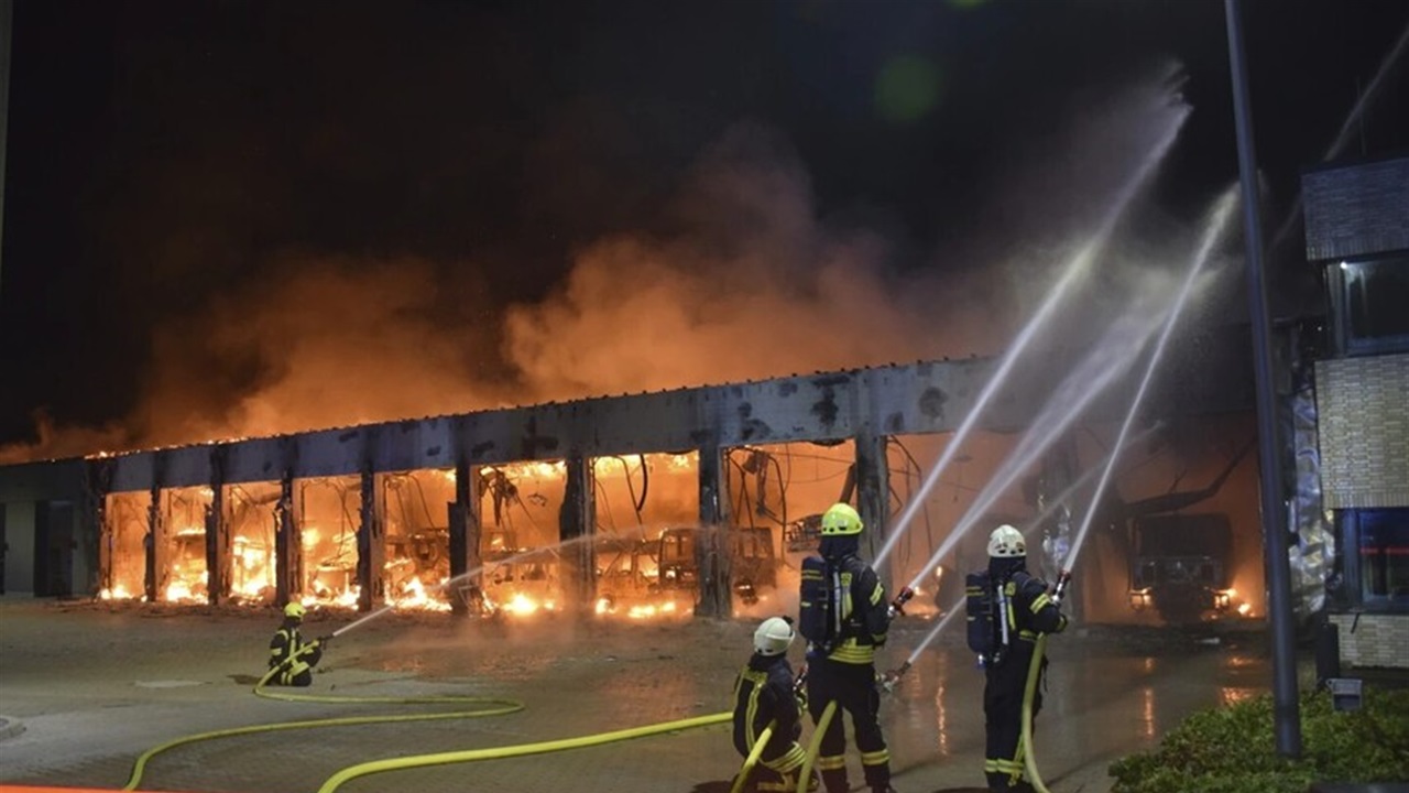 انفجار يتسبب بحريق واسع بمنشأة صناعية غرب ألمانيا