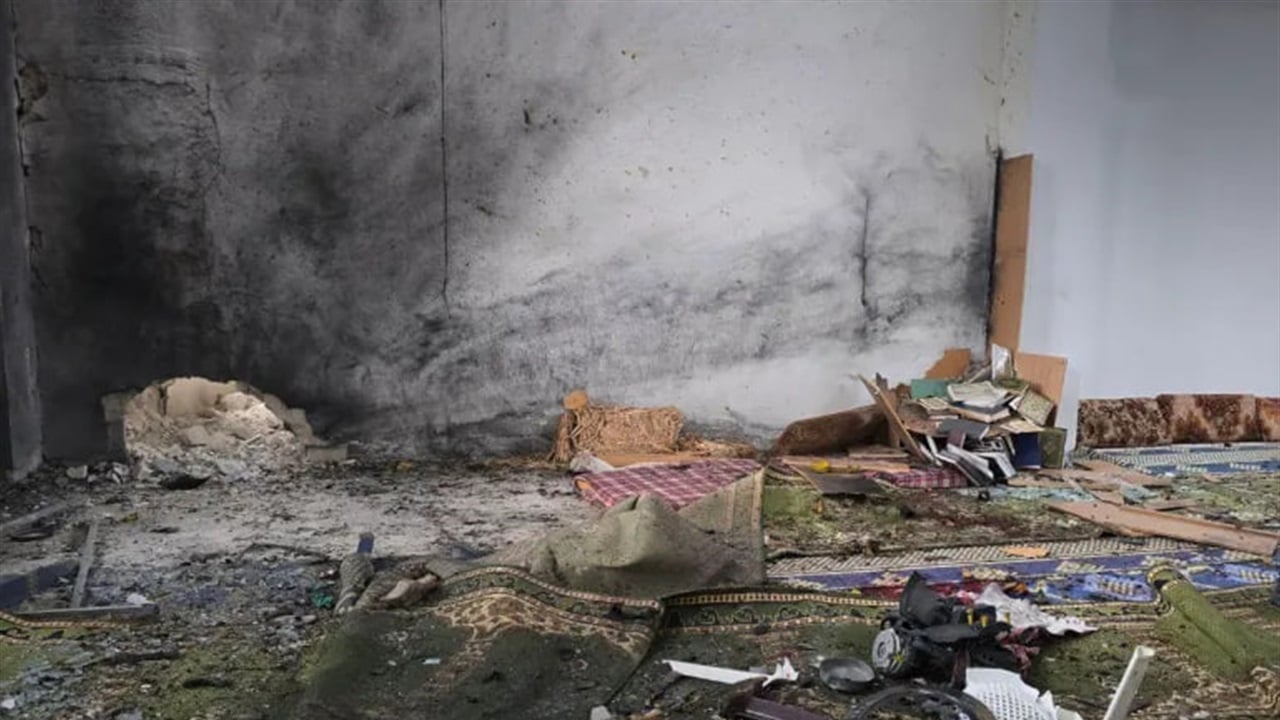 تعليق رسمي حول انفجار مسجد بحمص.. حصيلة الضحايا ترتفع إلى 26 قتيلاً ومصاباً