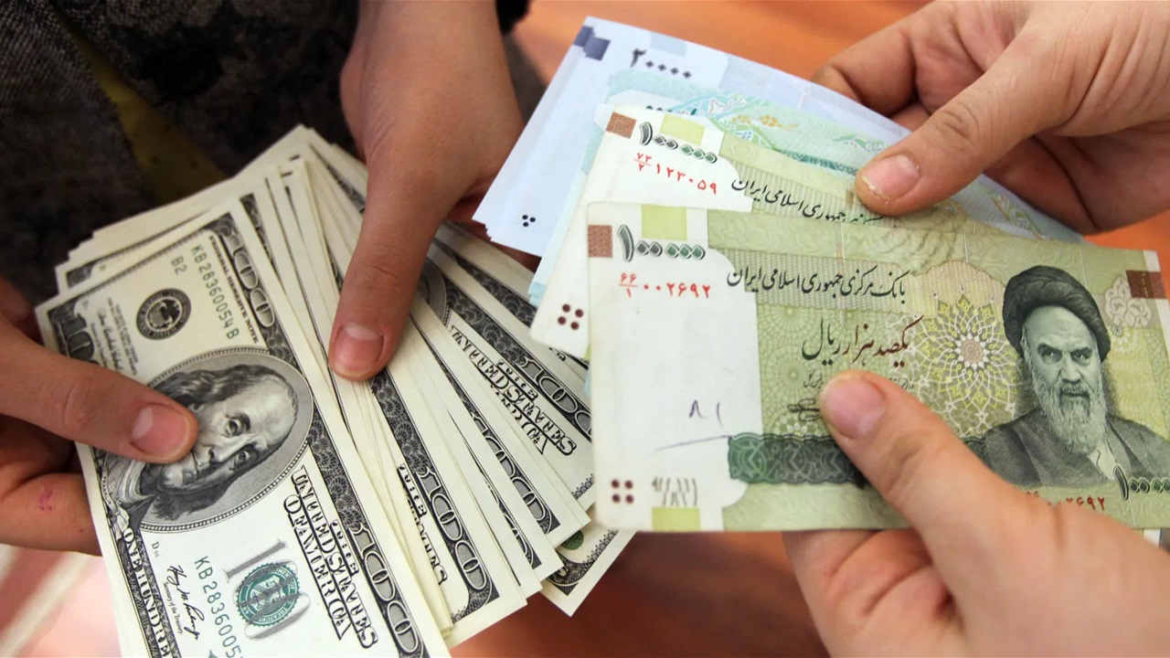 انهيار كارثي.. العملة الإيرانية تتحطم أمام الدولار