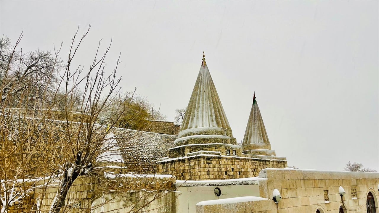بالصور.. اقدس واكبر المعابد الايزيدية في العراق يغمر بالثلج