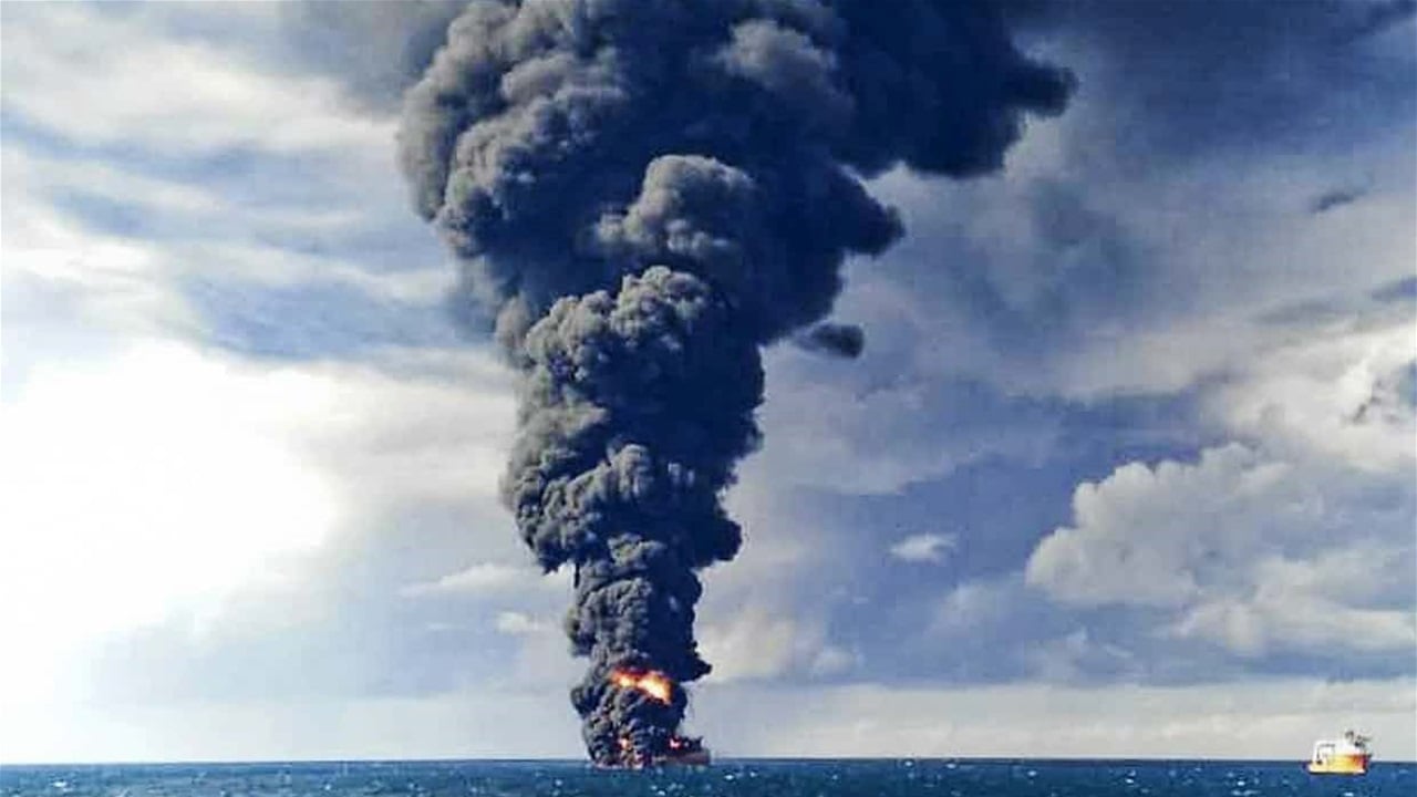 اصطدام بين ناقلتي نفط قبالة سواحل إسطنبول (فيديو)