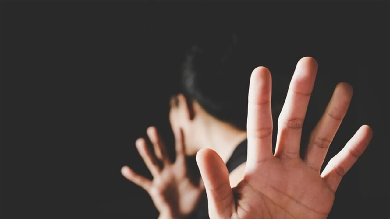 بمساعدة والدته.. طالب يشن هجوما دمويا على معلمة ويمزق وجهها 