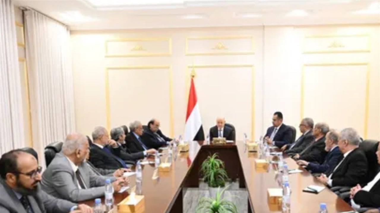 مجلس القيادة في اليمن يدعو "الانتقالي" إلى إلقاء السلاح