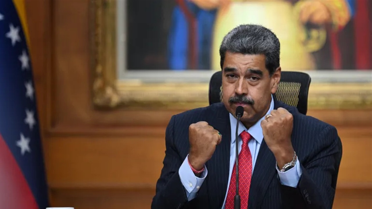 اول صورة متداولة للرئيس الفنزويلي بعد اعتقاله من قبل قوة اميركية