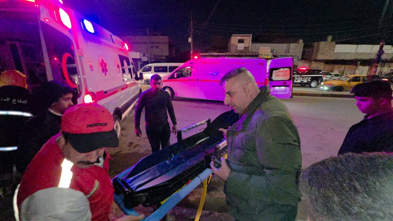 بالصور.. انقاذ ثلاثة اشخاص من تحت ركام سقف ورشة لتصليح السيارات في الكاظمية