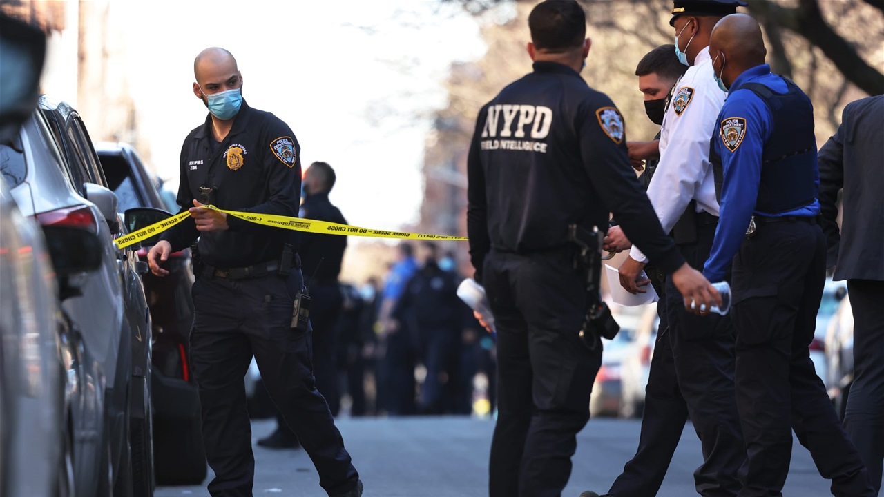 جريمة "مروعة".. أم تقتل أبناءها وجدتها ثم تنتحر