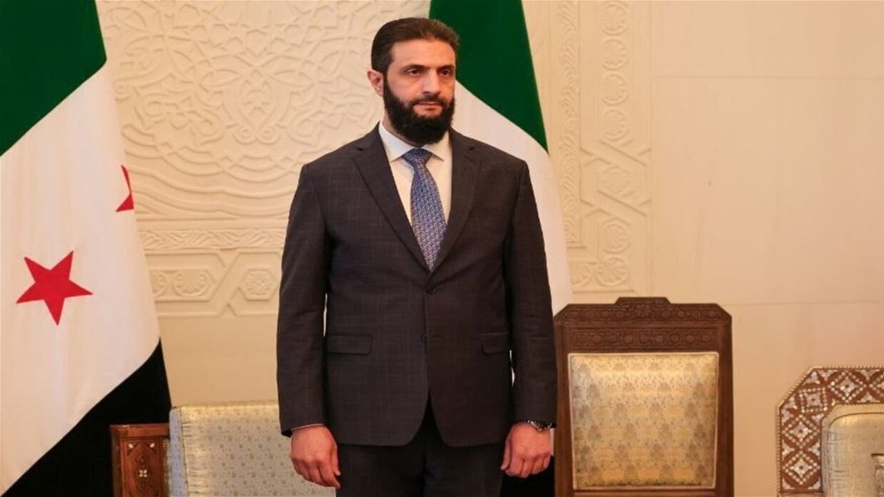 الشرع يتجول في دمشق عقب أنباء عن استهدافه (صورة)