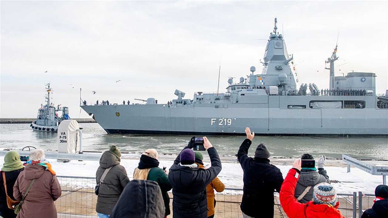 فرقاطة ألمانية تدخل على خط التوترات حول غرينلاند