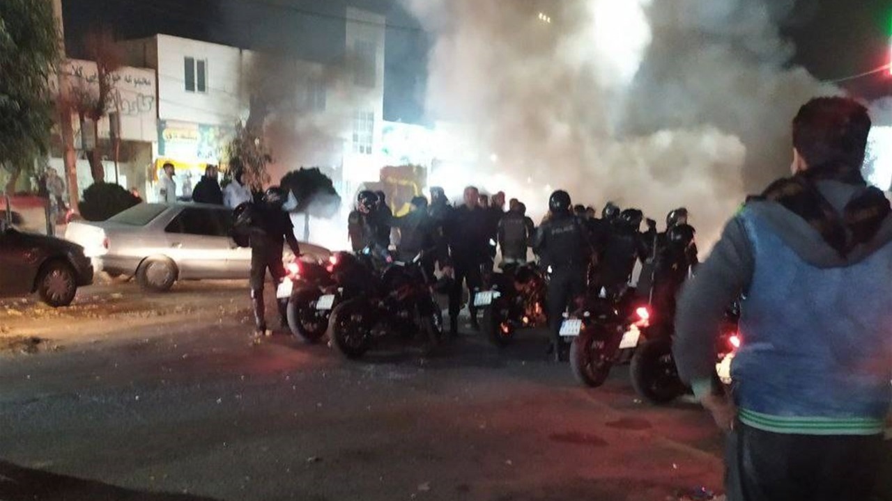 الرئيس الإيراني يمنع "التعامل الأمني" مع المتظاهرين