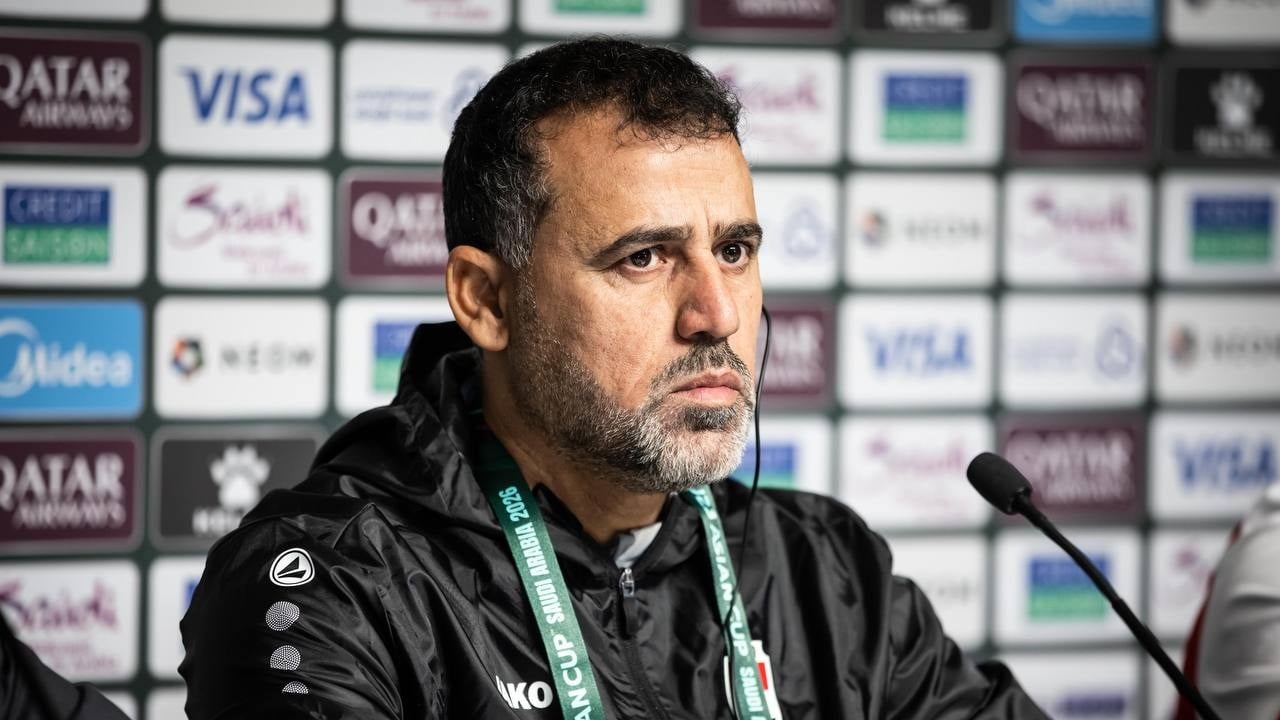 مدرب الأولمبي يفسر للصحفيين سبب الوصول "المتأخر" إلى السعودية ويشكو من "التدخلات"