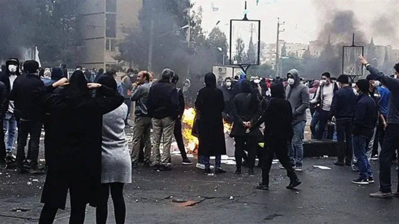 شهداء وفوضى في طهران.. التلفزيون الإيراني يكشف تفاصيل ما جرى ليلة أمس