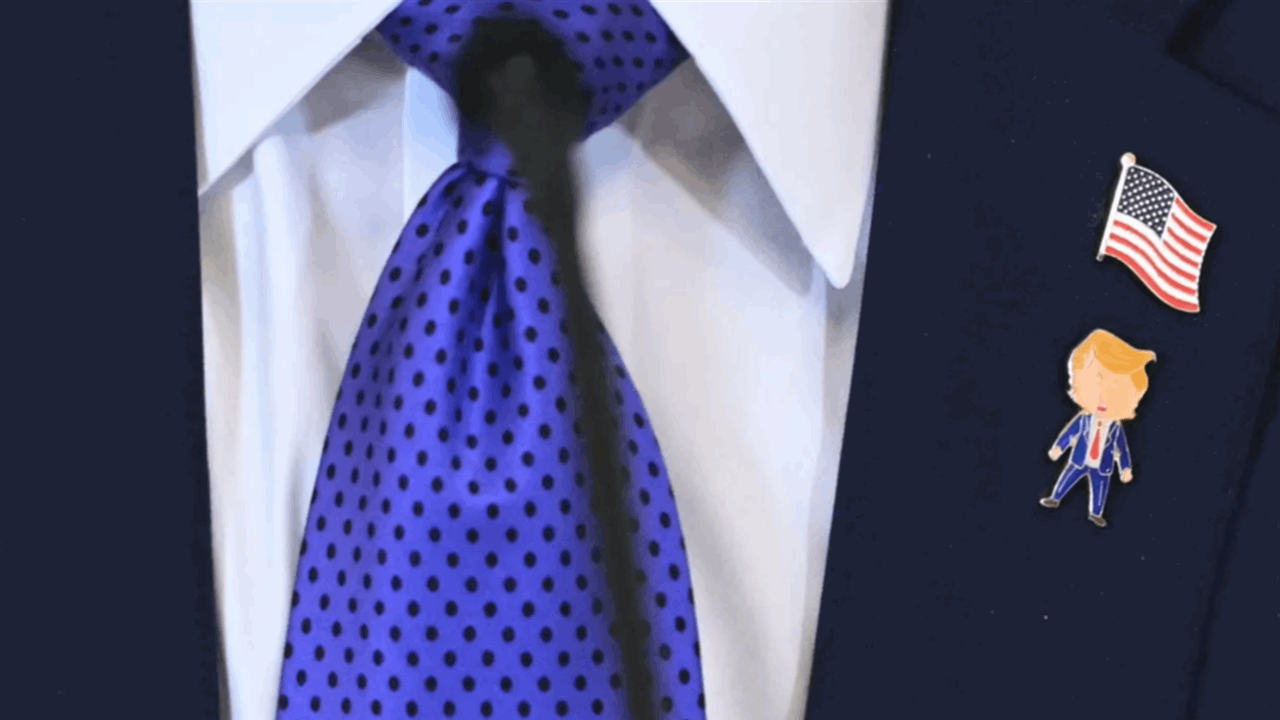 ما قصة دبوس "ترامب السعيد"؟