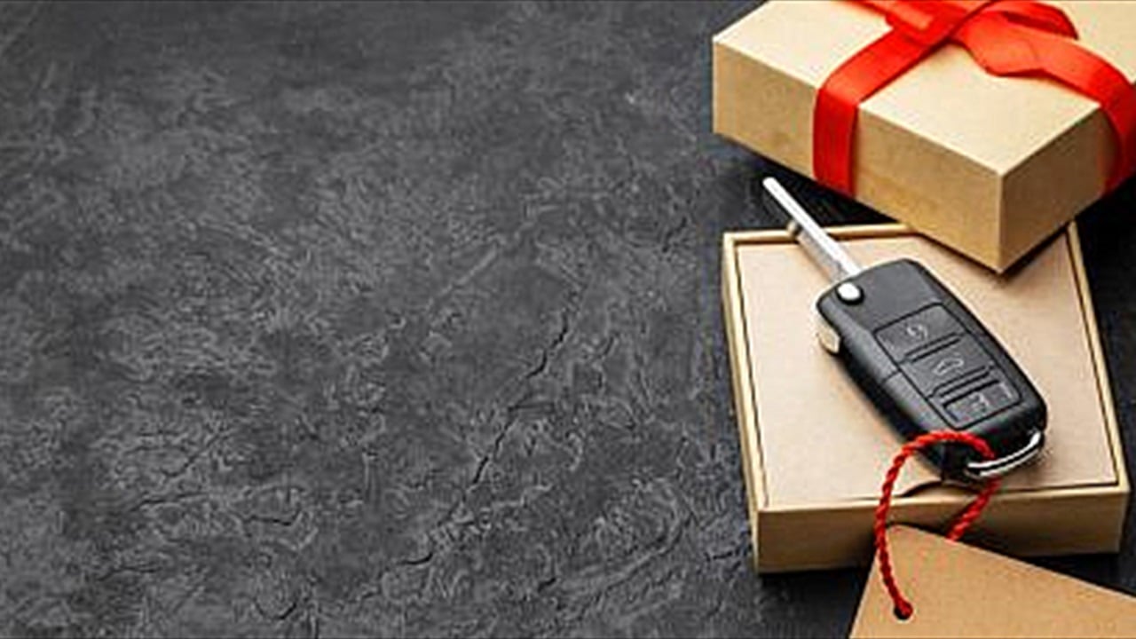 سيارات فارهة مقابل “جبس”.. مراقبون يحذرون: سحوبات المشاهير قد تتحول إلى بوابة لـ"غسل الأموال"!