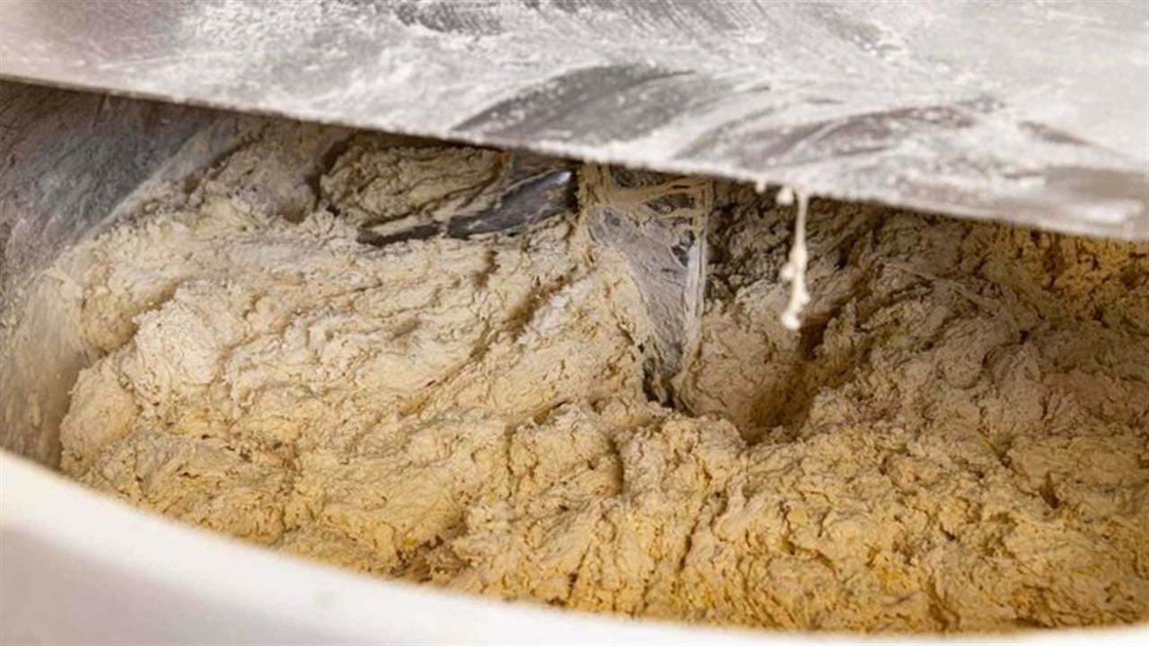 علقت داخل عجان.. وفاة سيدة أثناء عملها بمعمل حلويات