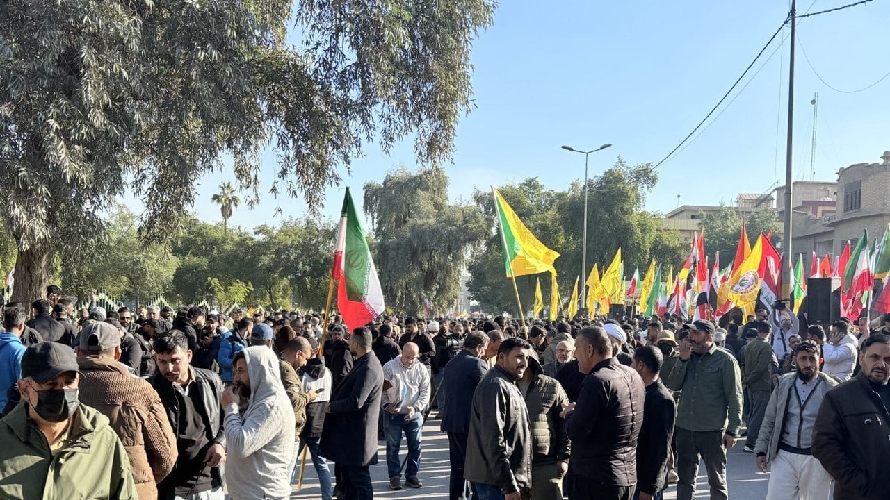 وقفة تضامنية أمام السفارة الإيرانية ببغداد تنديداً بـ"التهديدات الأمريكية"