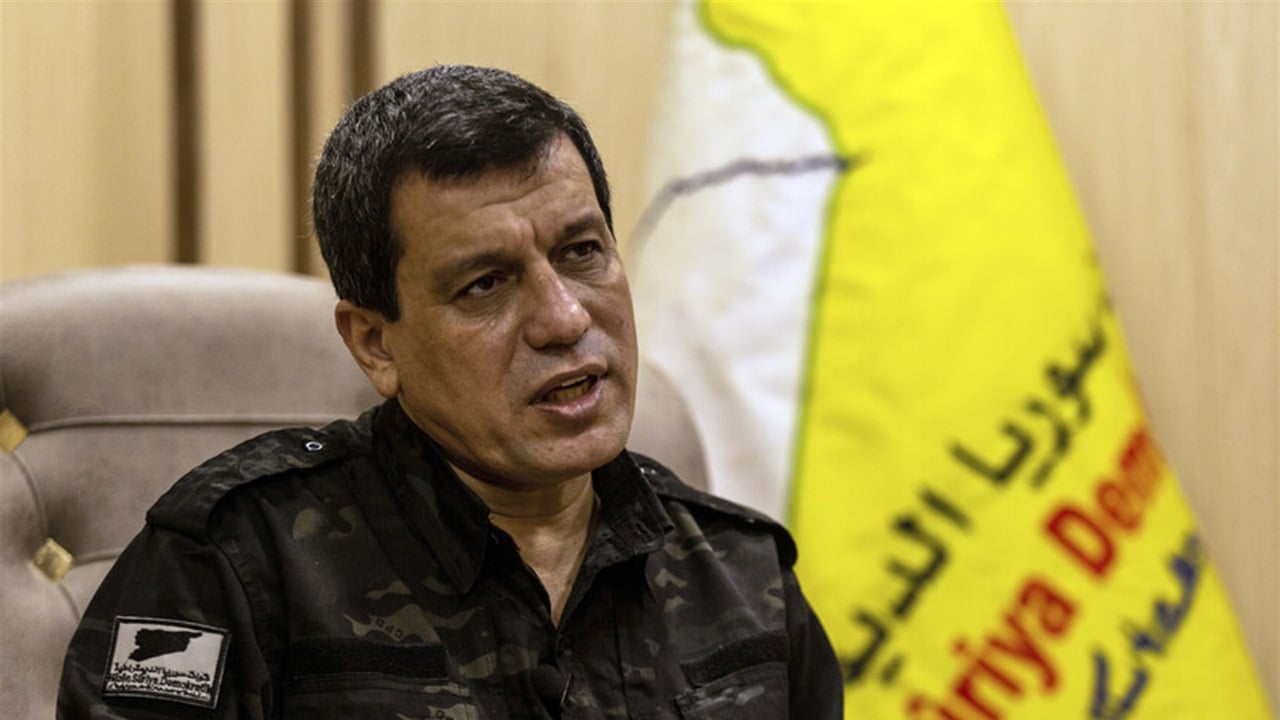 قائد "قسد" يكشف سبب الانسحاب من دير الزور والرقة