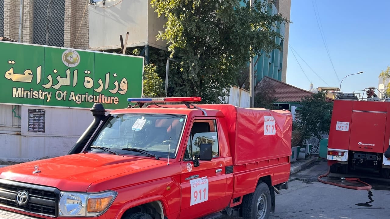 الدفاع المدني يخمد حريقًا اندلع داخل وزارة الزراعة (صور)