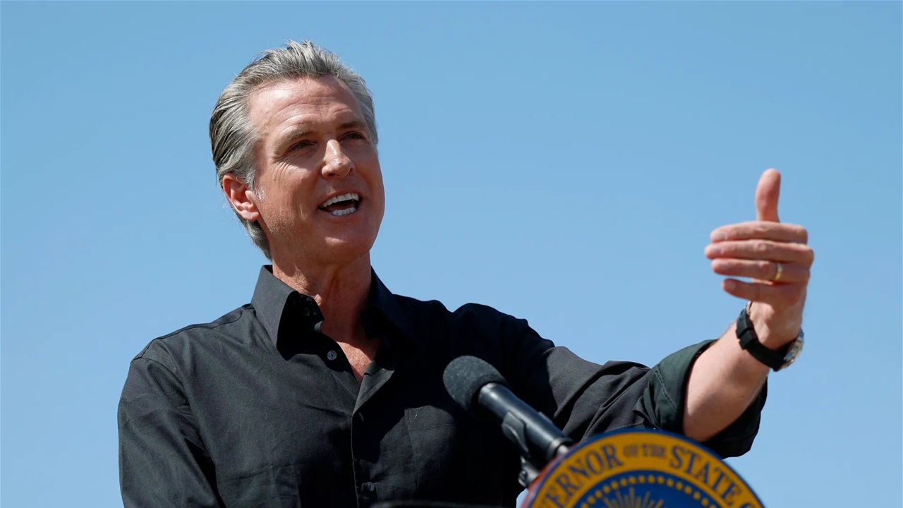 حاكم كاليفورنيا يدعو الأوروبيين إلى مواجهة "ترامب بالنار"