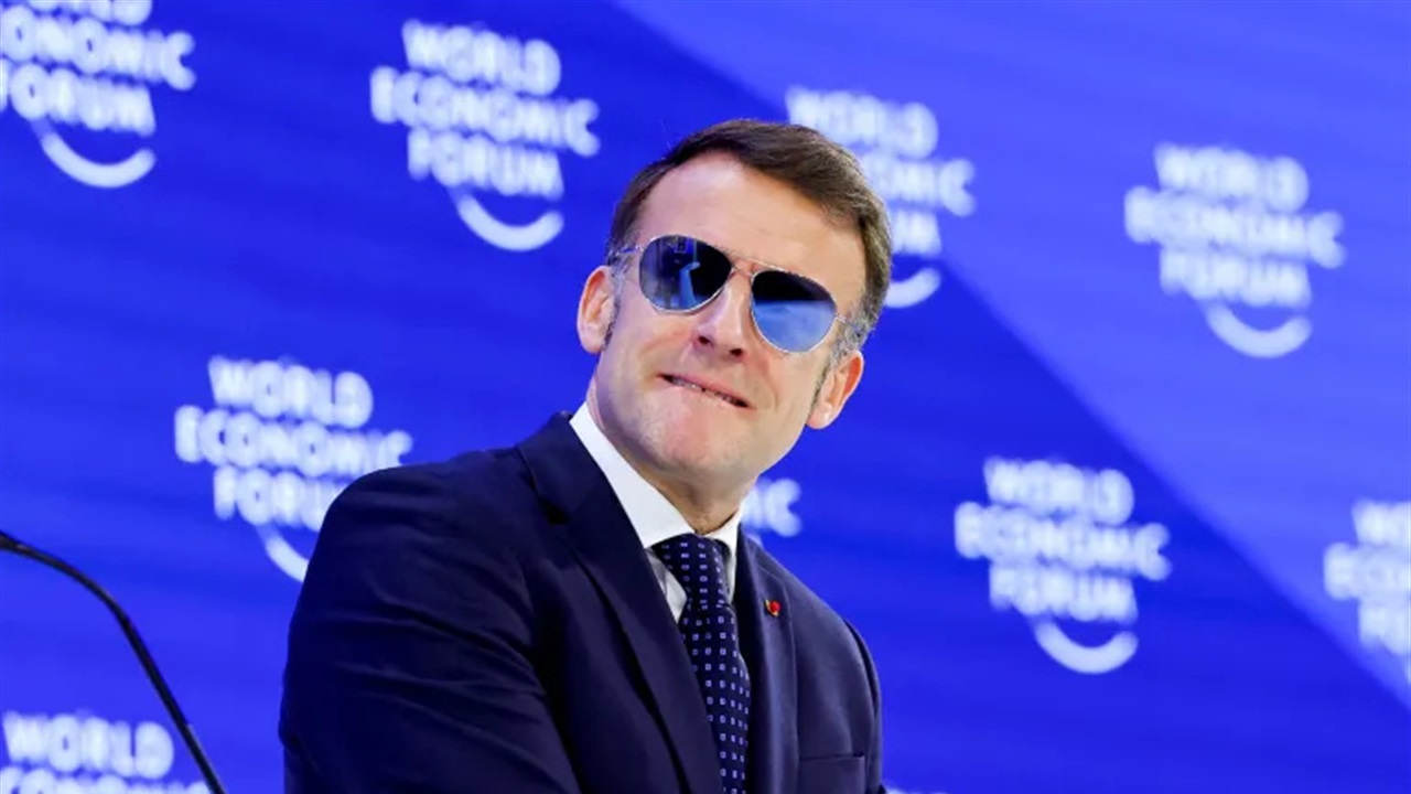 ترامب يسخر من الرئيس الفرنسي: ماذا حدث له بحق الجحيم؟