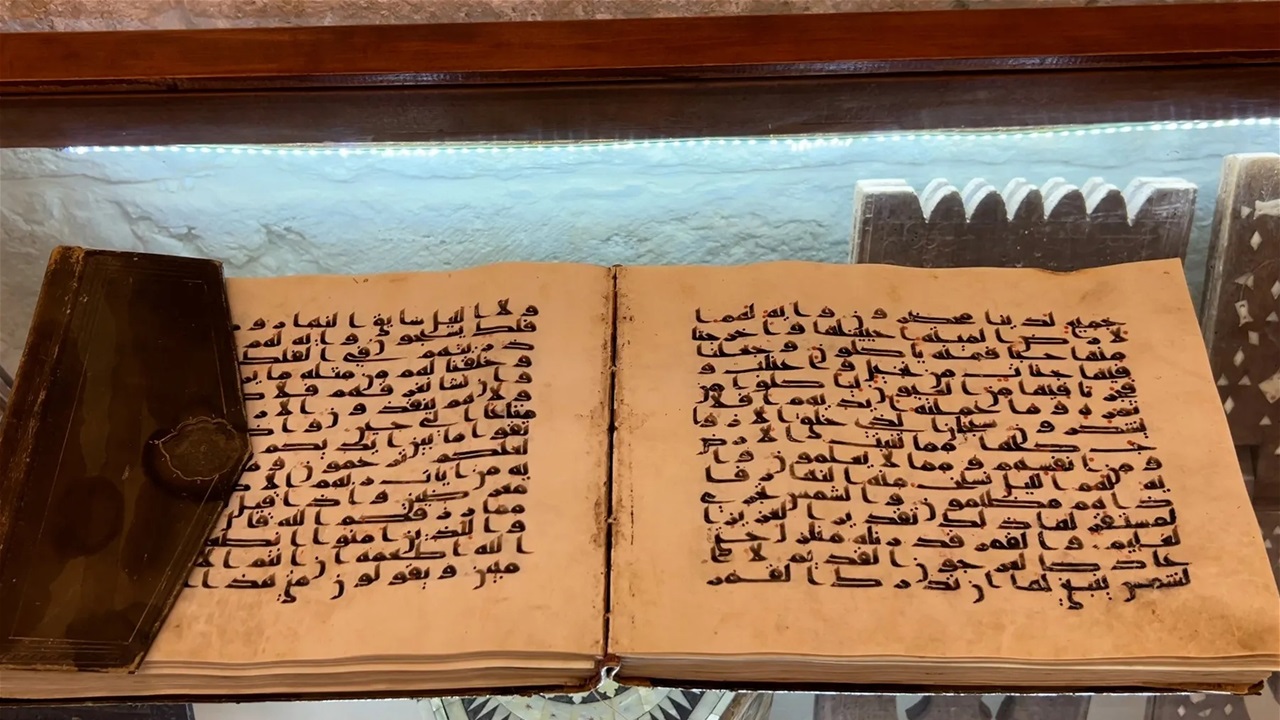 السعودية تعرض أندر مصحف بمتحف القرآن الكريم.. مكتوب بالخط الكوفي 