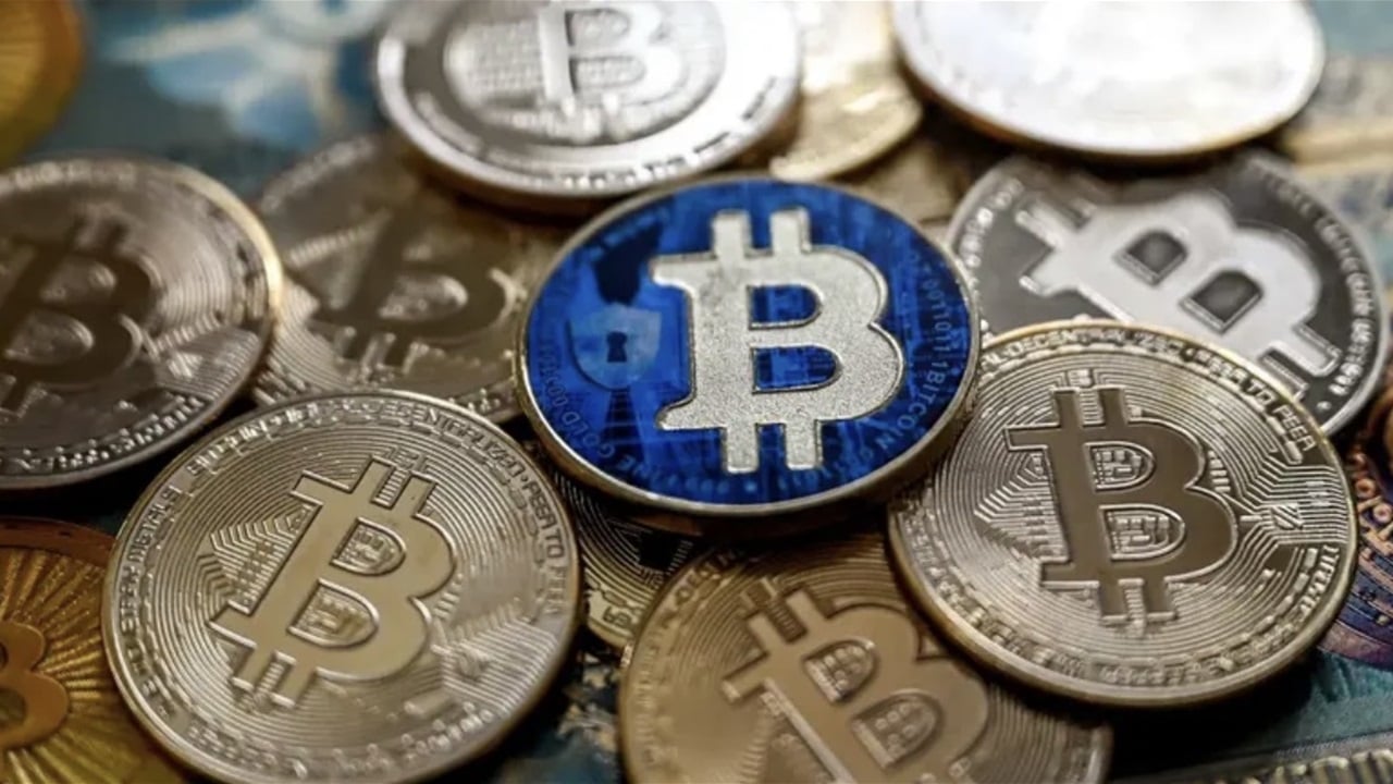 بيتكوين تتجه لخسارة أسبوعية بنحو 5% وسط ضغوط جيوسياسية وتنظيمية