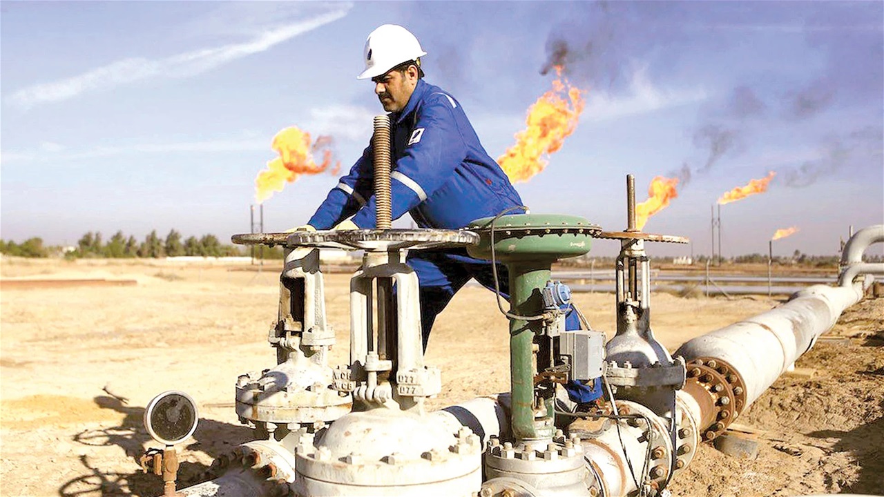 "رويترز": واشنطن تملك "مفتاح" اقتصاد العراق.. وهكذا تسيطر على عائدات نفط