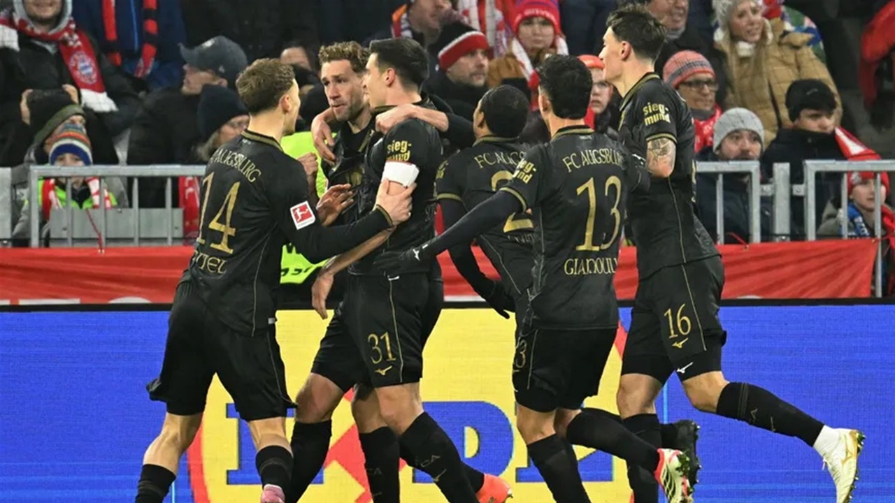 أوغسبورغ يذيق بايرن ميونخ أول خسارة في الدوري الألماني