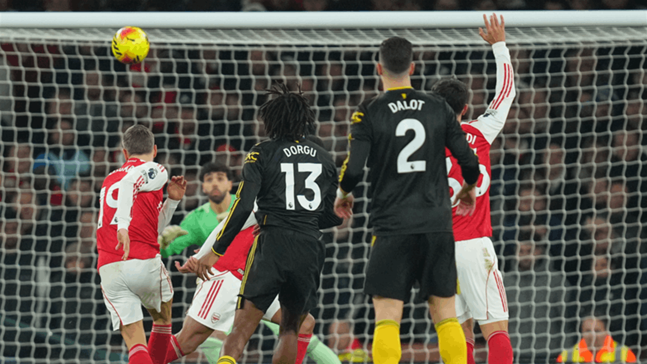 مانشستر يونايتد يسقط أرسنال بثلاثية في معقله 