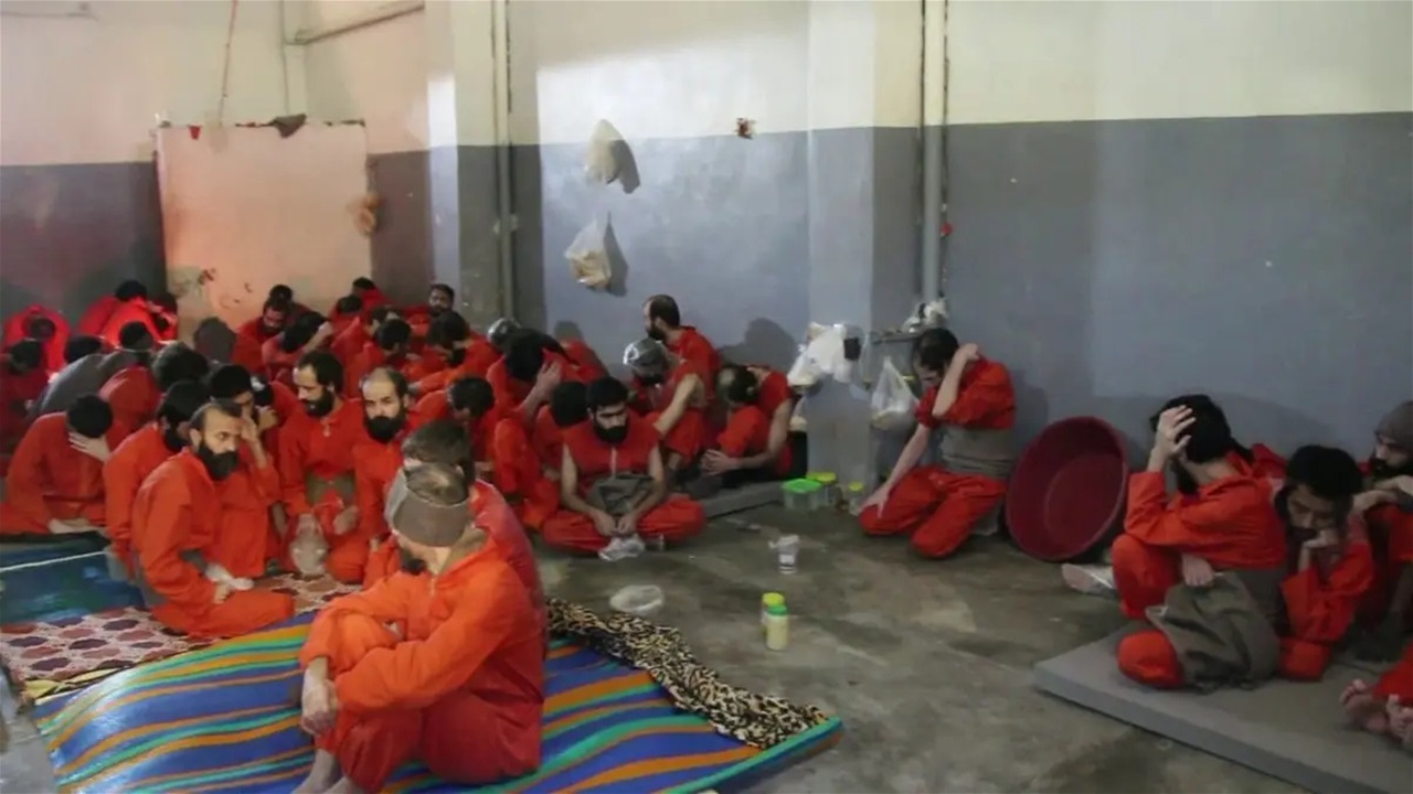 ليلا وبشكل سري.. تفاصيل جديدة عن نقل وجبتين من "سجناء داعش" الى العراق