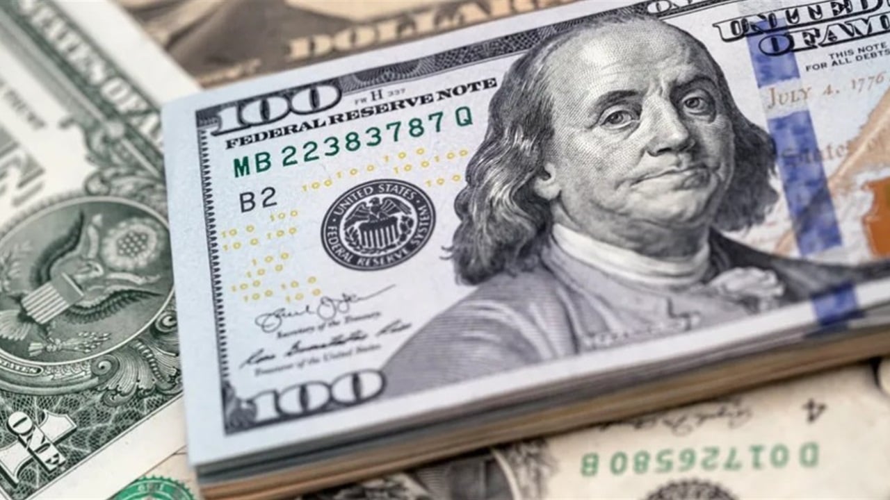 عالمياً.. الدولار يهبط لأدنى مستوياته في 4 سنوات