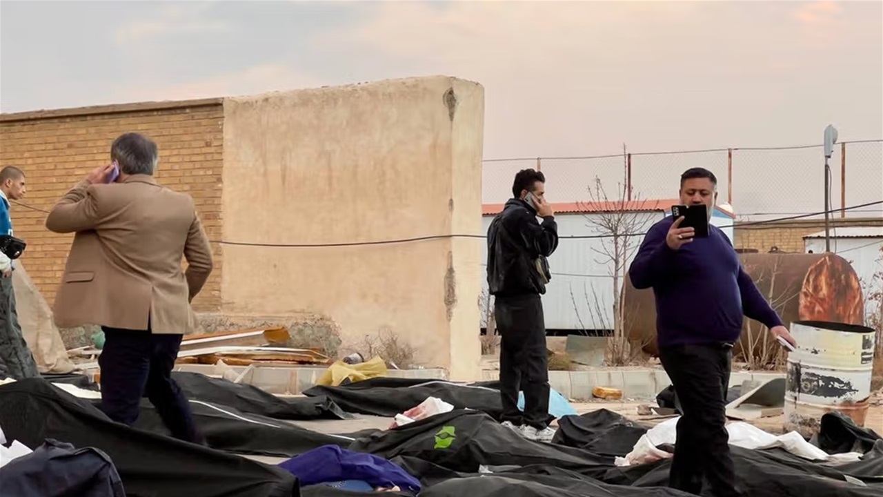 الغارديان تتهم إيران بدفن جثث المتظاهرين بشكل جماعي لإخفاء عددهم الحقيقي