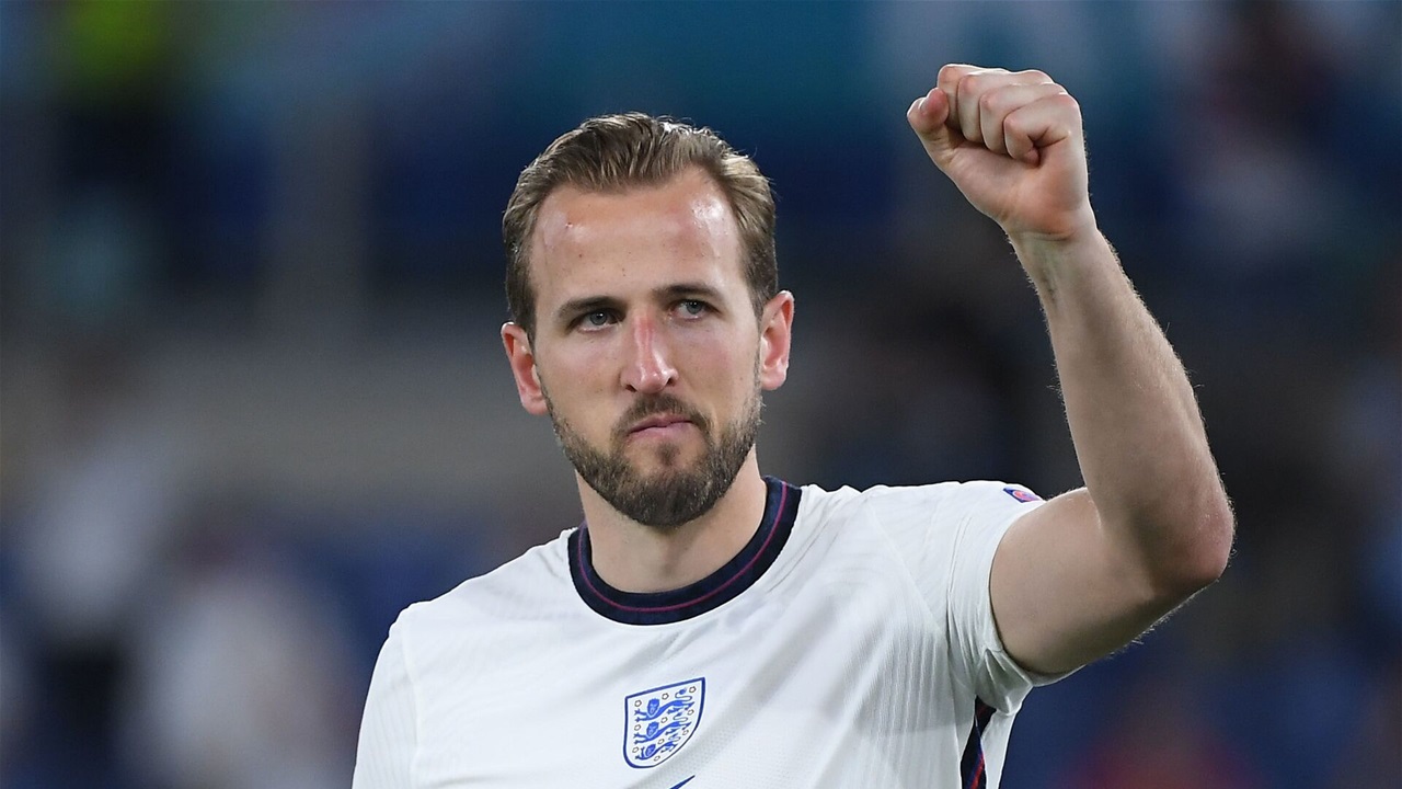 هاري كين يحسم موقفه ويغلق الطريق أمام برشلونة