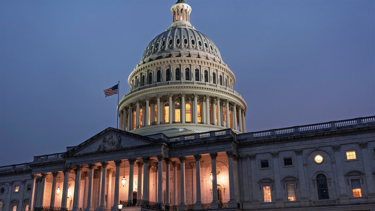 شومر يطالب باستقالة نائب كبير موظفي البيت الأبيض ووزيرة