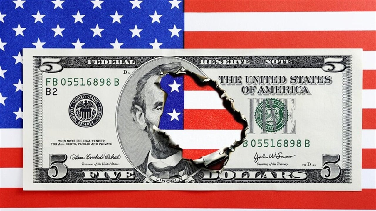 بيتر شيف الخبير الاقتصادي الشهير يتنبأ بمصير الدولار والذهب.. ماذا سيحصل؟